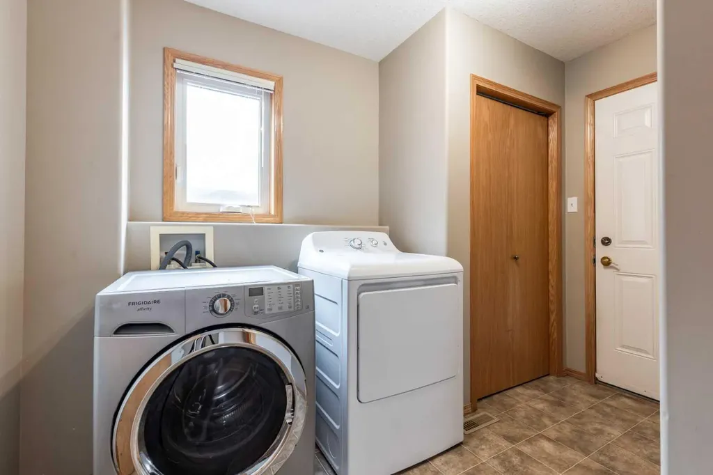 55 Vista Close SE Medicine Hat AB T1B 0A9