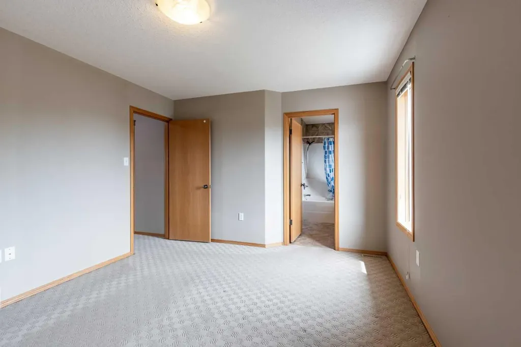 55 Vista Close SE Medicine Hat AB T1B 0A9