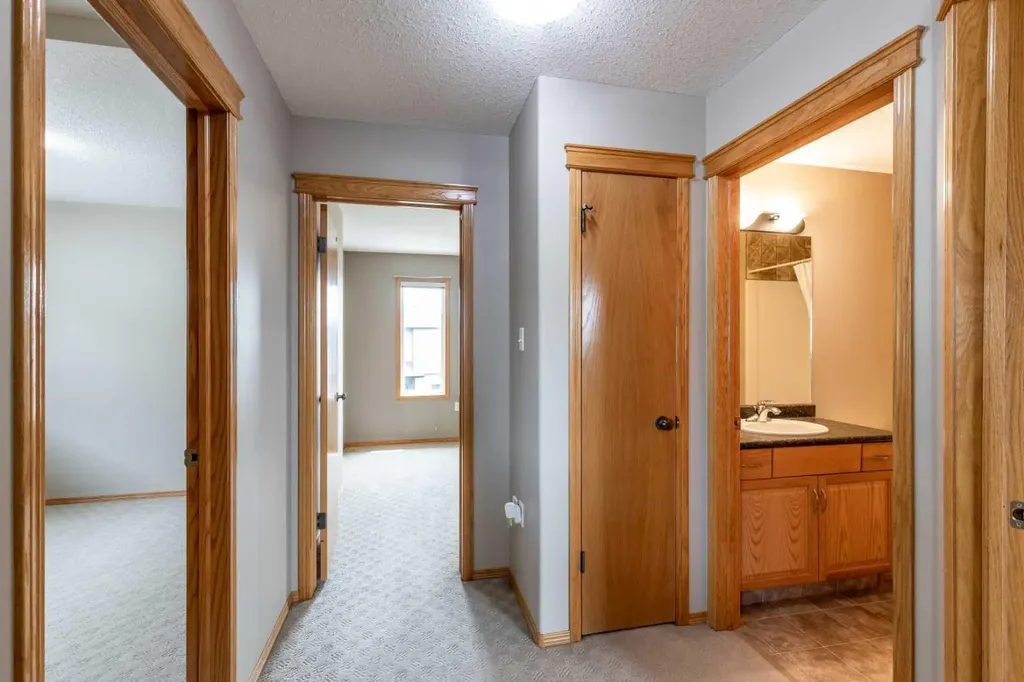55 Vista Close SE Medicine Hat AB T1B 0A9