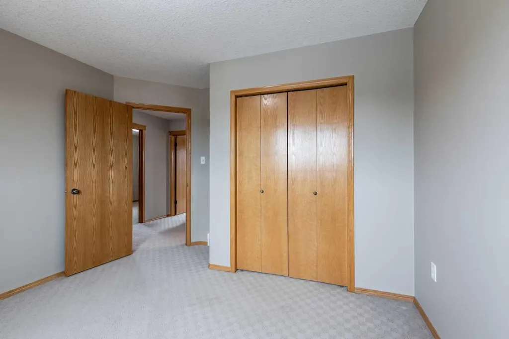 55 Vista Close SE Medicine Hat AB T1B 0A9