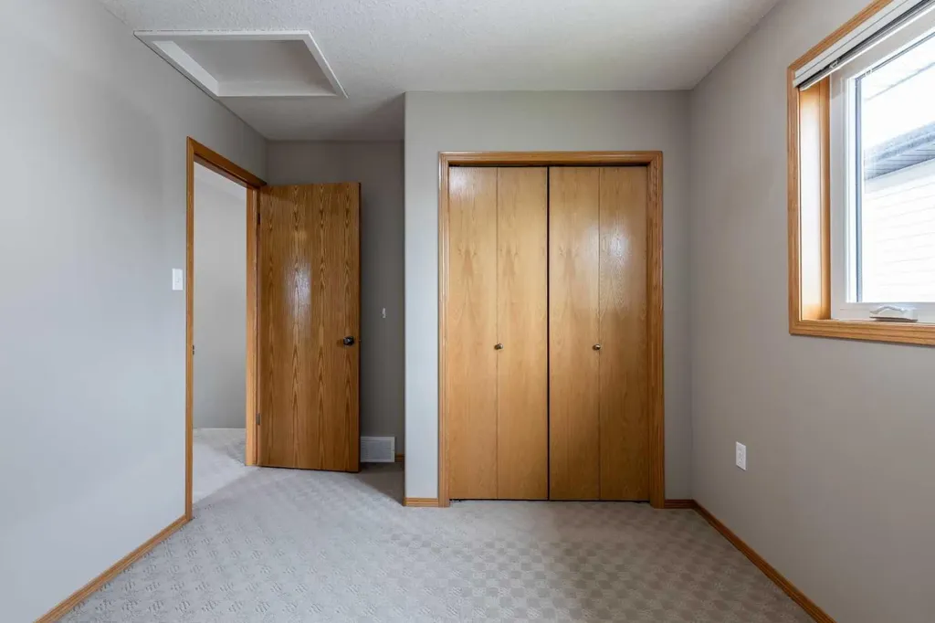 55 Vista Close SE Medicine Hat AB T1B 0A9