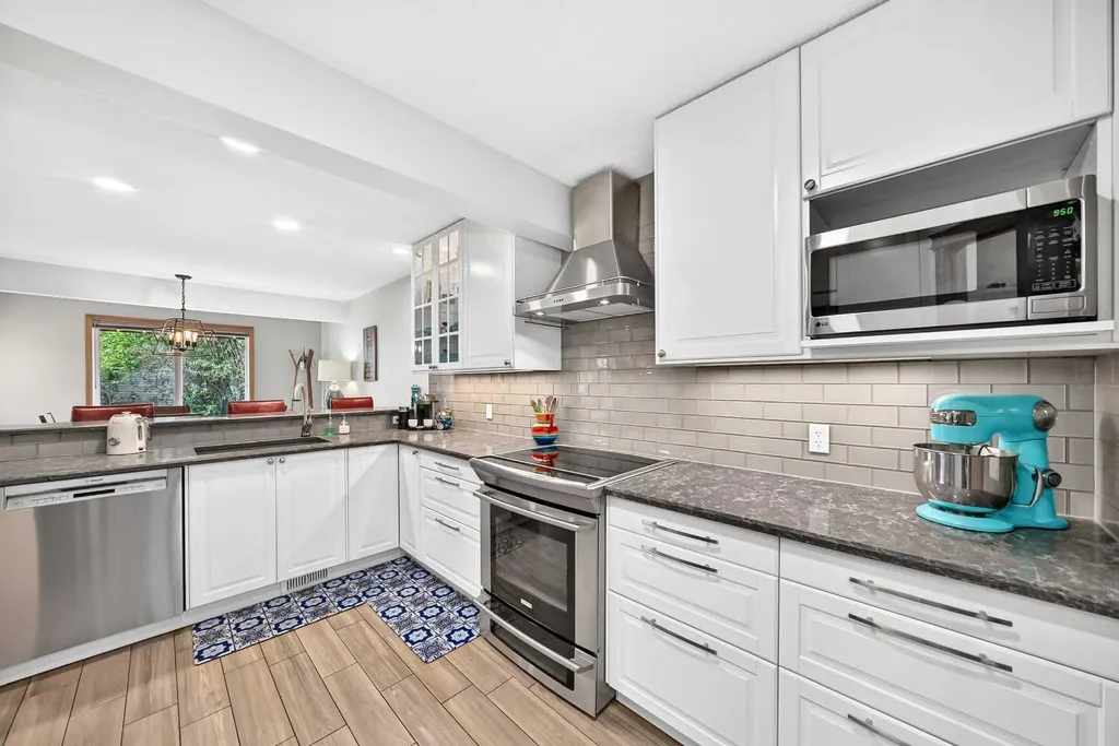 7919 Cougar Ridge Avenue SW Calgary AB T3H 5L4