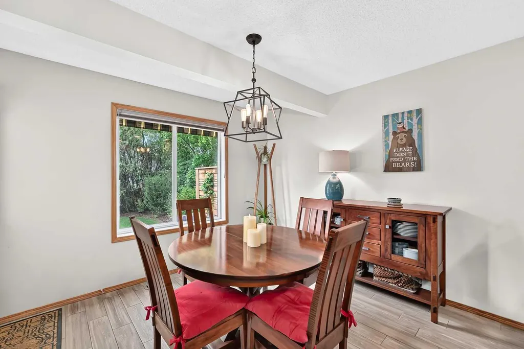 7919 Cougar Ridge Avenue SW Calgary AB T3H 5L4