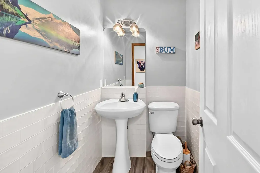 7919 Cougar Ridge Avenue SW Calgary AB T3H 5L4