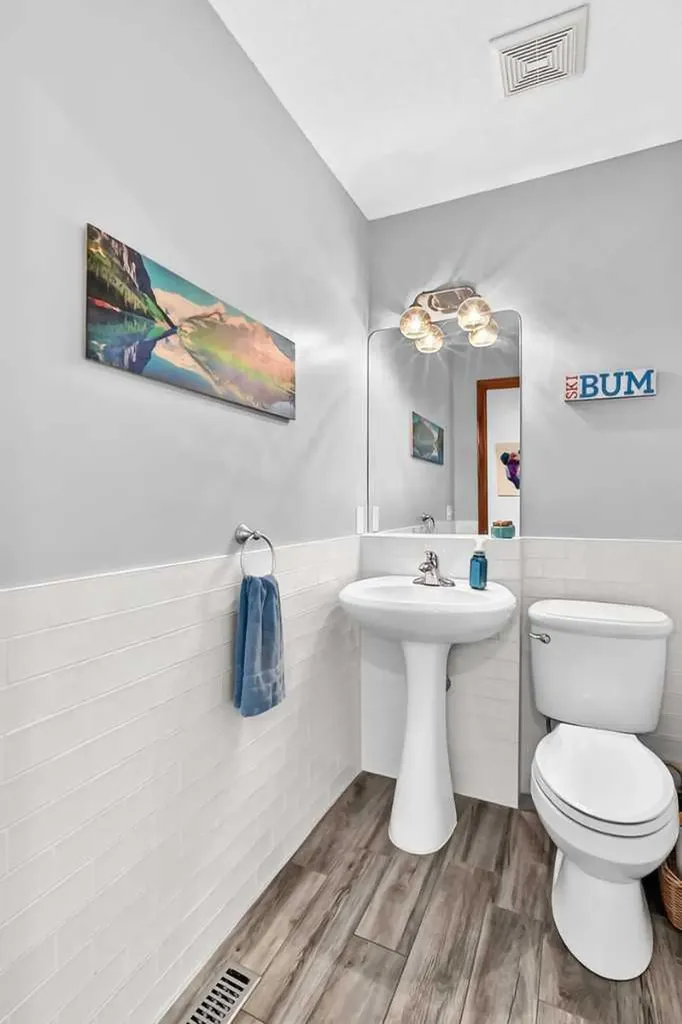 7919 Cougar Ridge Avenue SW Calgary AB T3H 5L4