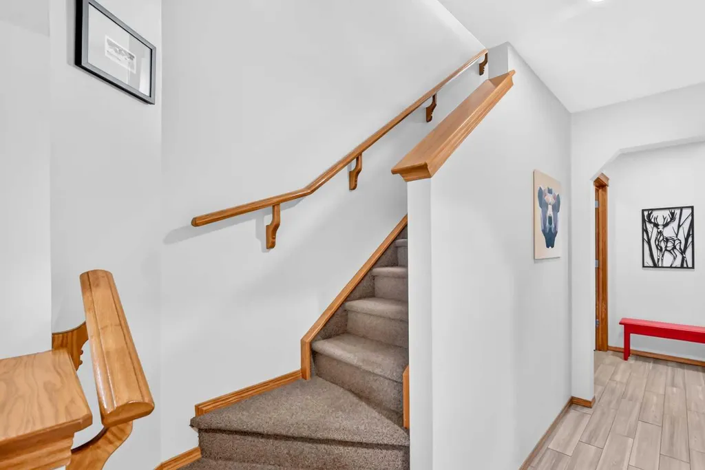 7919 Cougar Ridge Avenue SW Calgary AB T3H 5L4