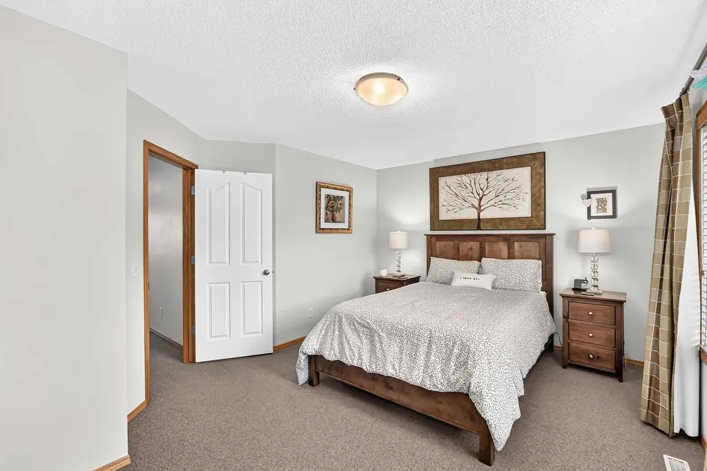 7919 Cougar Ridge Avenue SW Calgary AB T3H 5L4