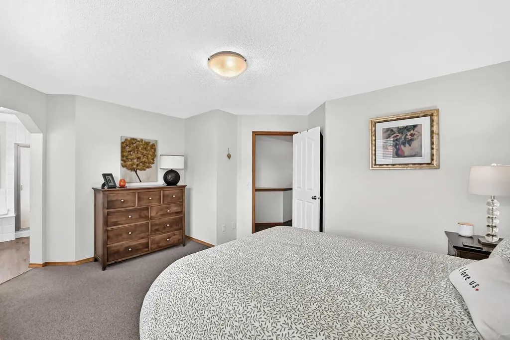 7919 Cougar Ridge Avenue SW Calgary AB T3H 5L4