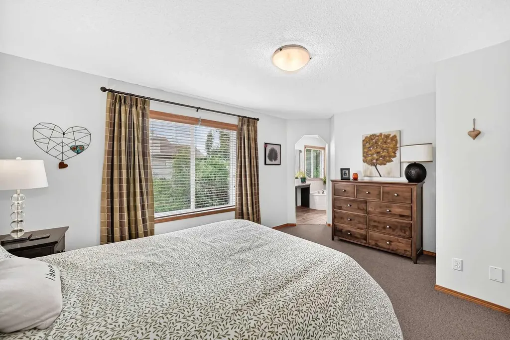 7919 Cougar Ridge Avenue SW Calgary AB T3H 5L4