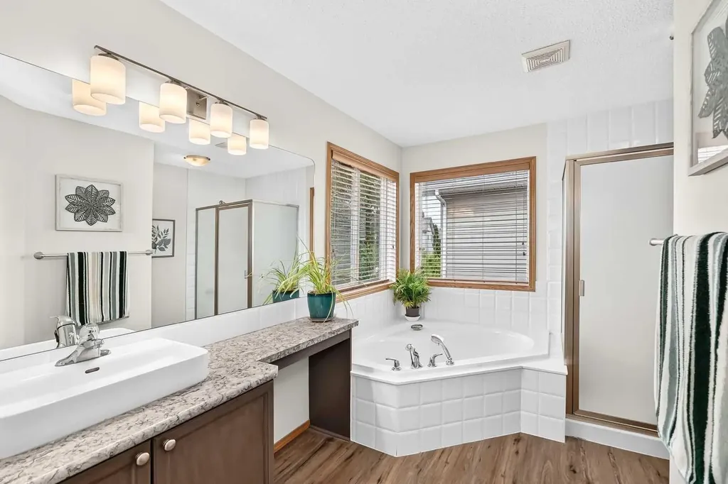 7919 Cougar Ridge Avenue SW Calgary AB T3H 5L4