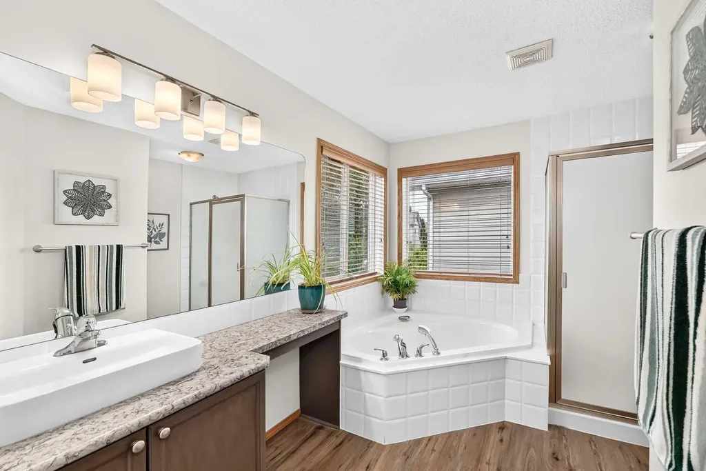 7919 Cougar Ridge Avenue SW Calgary AB T3H 5L4