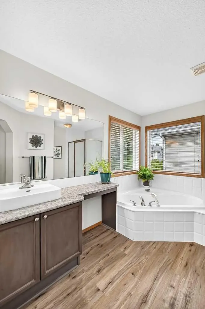 7919 Cougar Ridge Avenue SW Calgary AB T3H 5L4