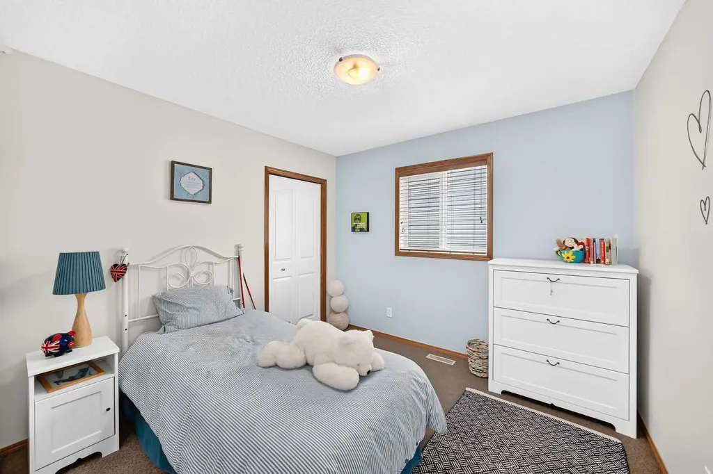 7919 Cougar Ridge Avenue SW Calgary AB T3H 5L4