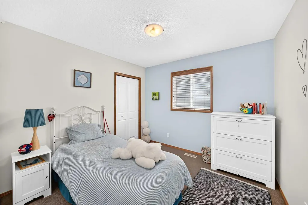 7919 Cougar Ridge Avenue SW Calgary AB T3H 5L4