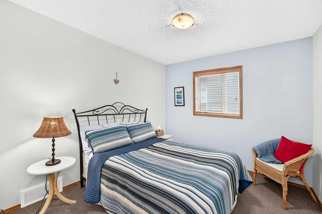 7919 Cougar Ridge Avenue SW Calgary AB T3H 5L4
