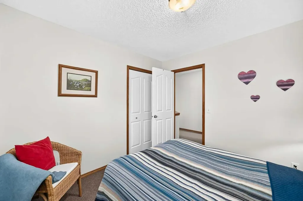7919 Cougar Ridge Avenue SW Calgary AB T3H 5L4