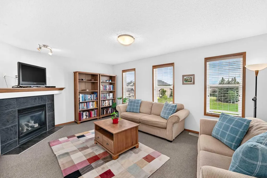 7919 Cougar Ridge Avenue SW Calgary AB T3H 5L4