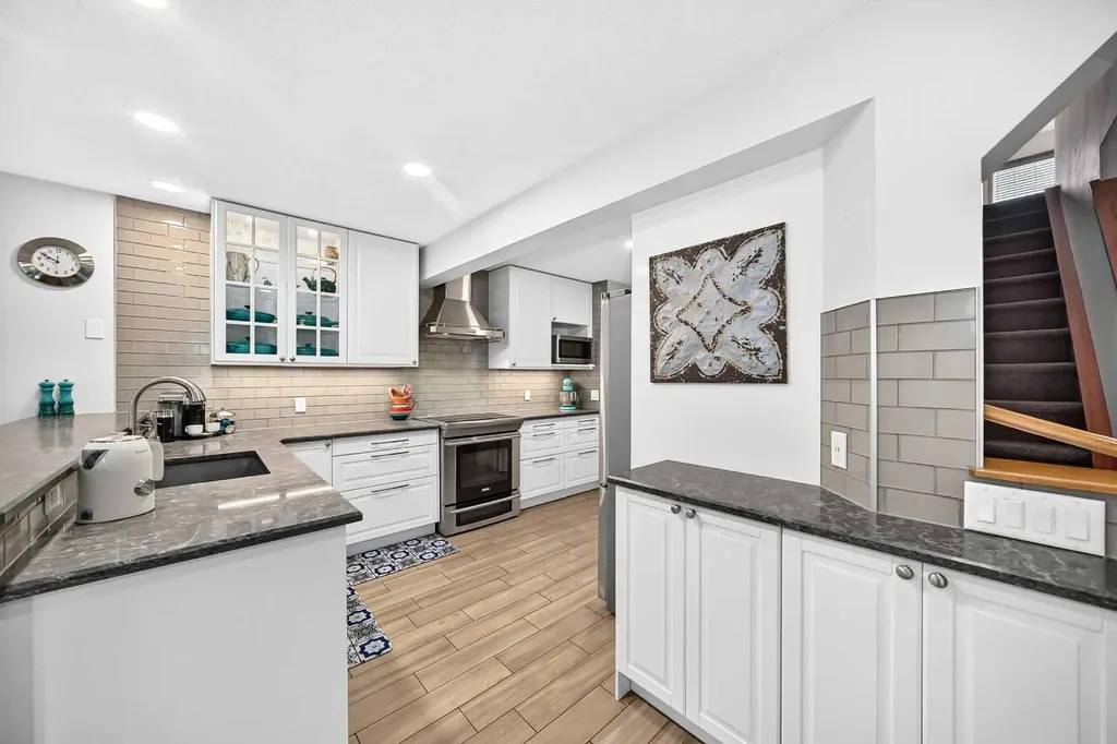 7919 Cougar Ridge Avenue SW Calgary AB T3H 5L4