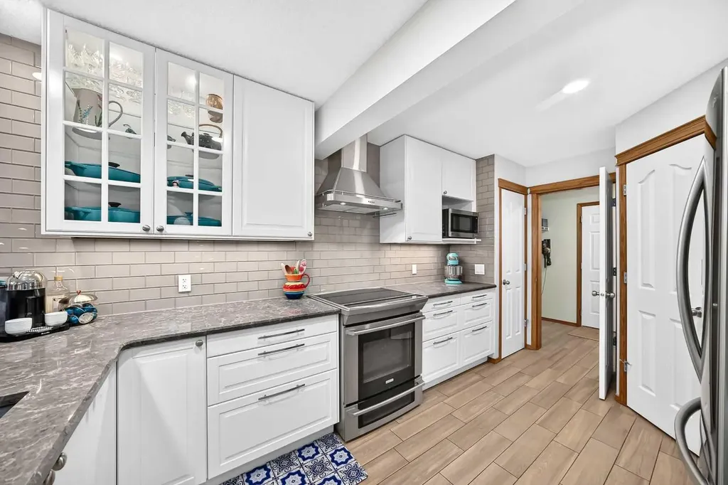 7919 Cougar Ridge Avenue SW Calgary AB T3H 5L4