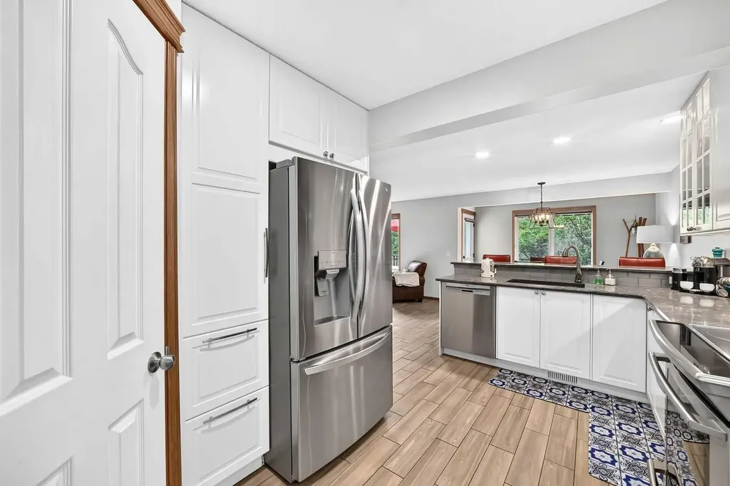 7919 Cougar Ridge Avenue SW Calgary AB T3H 5L4