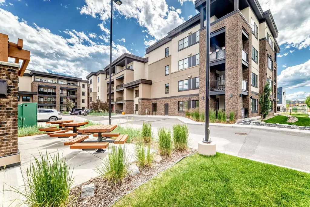 80 Greenbriar Place NW Calgary AB T3B 6J4