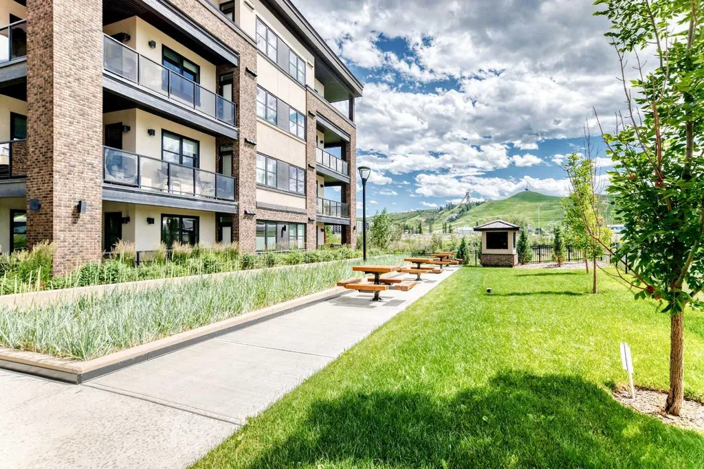 80 Greenbriar Place NW Calgary AB T3B 6J4