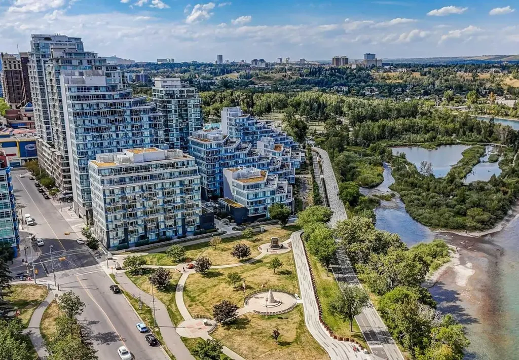 118 Waterfront Court SW Calgary AB T2P 1K8