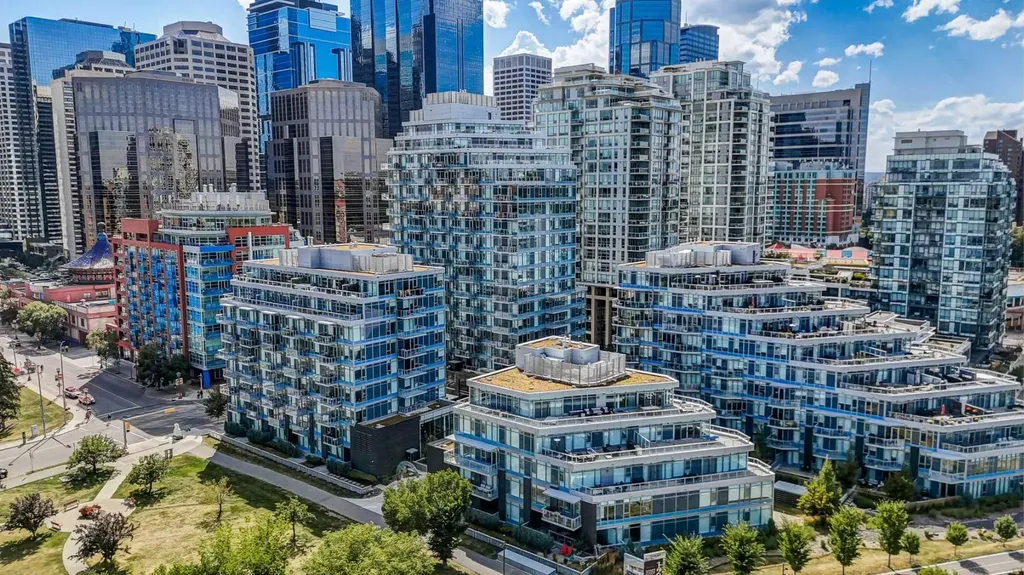 118 Waterfront Court SW Calgary AB T2P 1K8