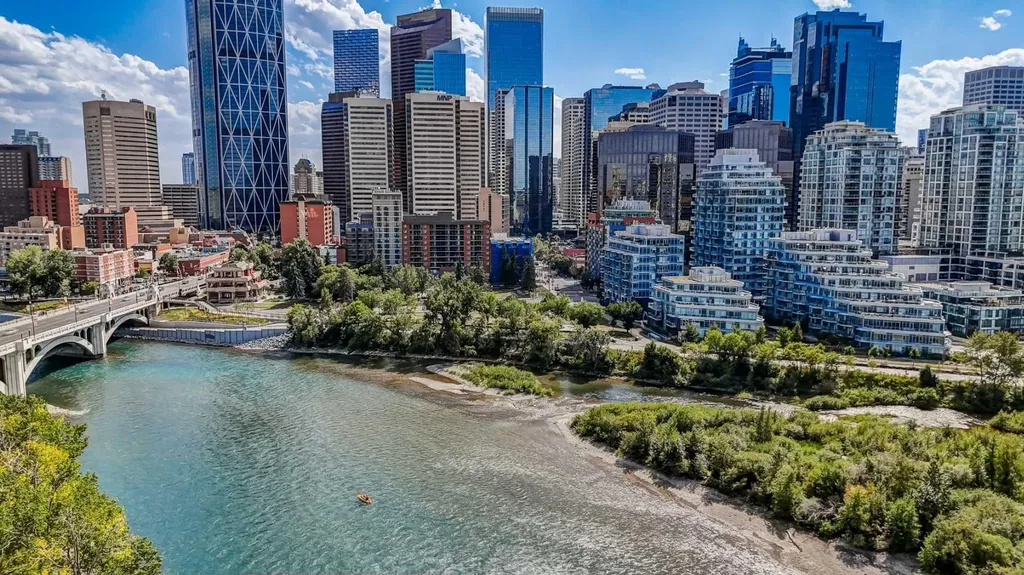 118 Waterfront Court SW Calgary AB T2P 1K8