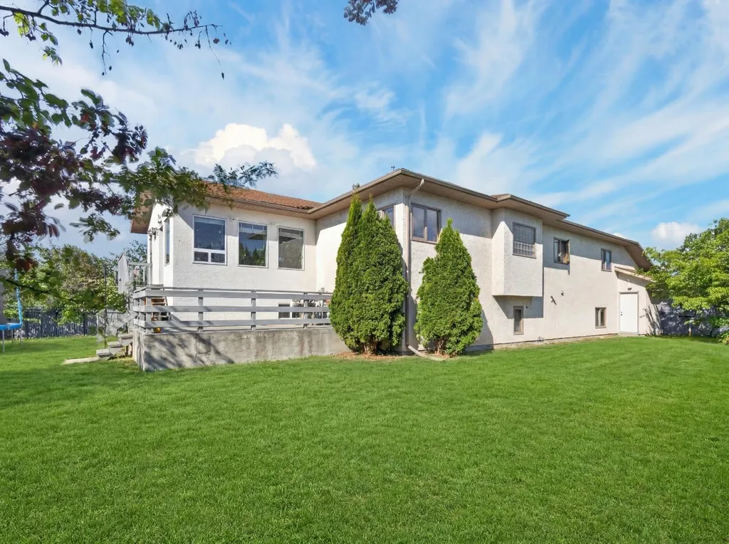 9105 Crystal Lake Drive Grande Prairie AB T8X 1J3