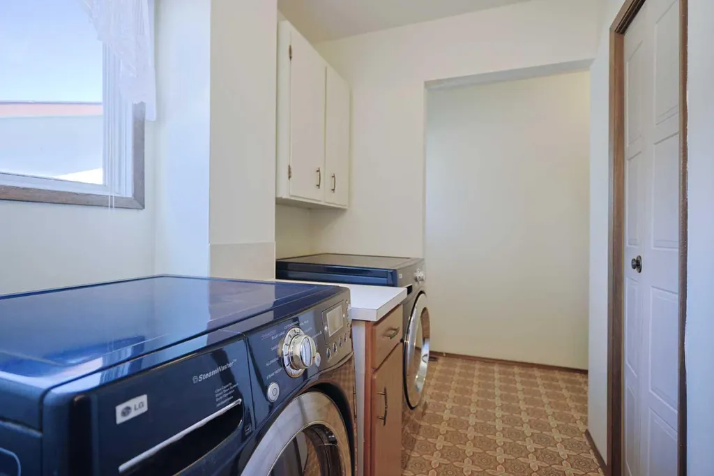 6019 Dalcastle Crescent NW Calgary AB T3A 1R7