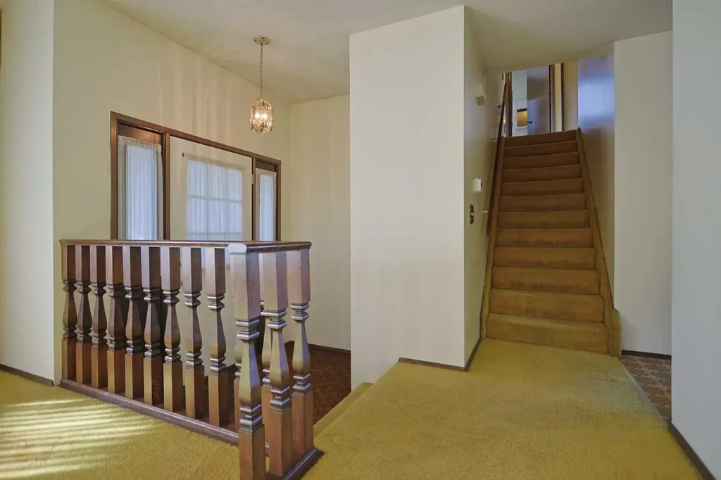6019 Dalcastle Crescent NW Calgary AB T3A 1R7