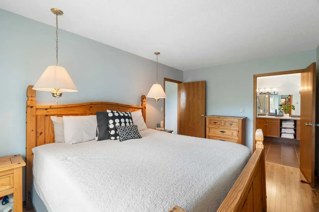31 Biggar Heights Bay Rural Rocky View County AB T3R 1H4