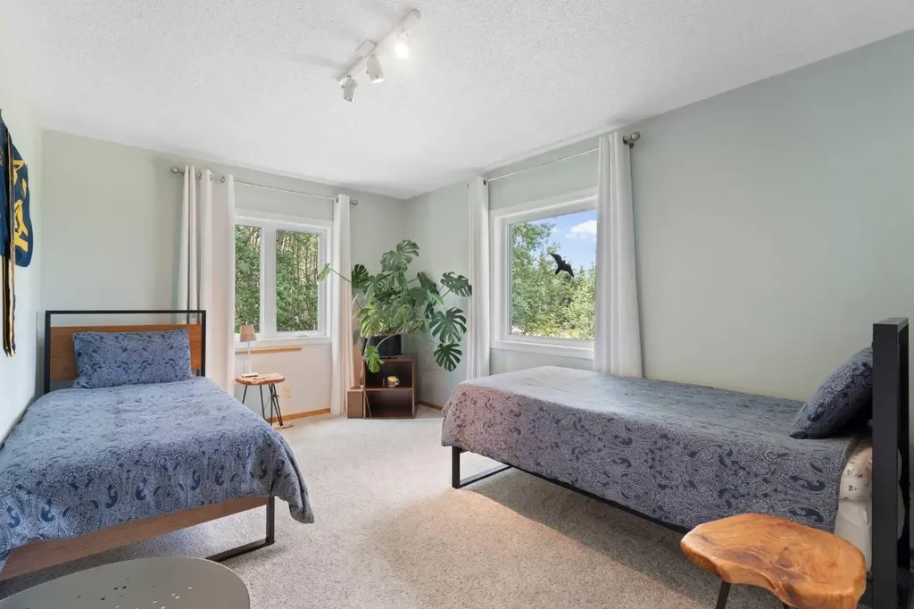 31 Biggar Heights Bay Rural Rocky View County AB T3R 1H4