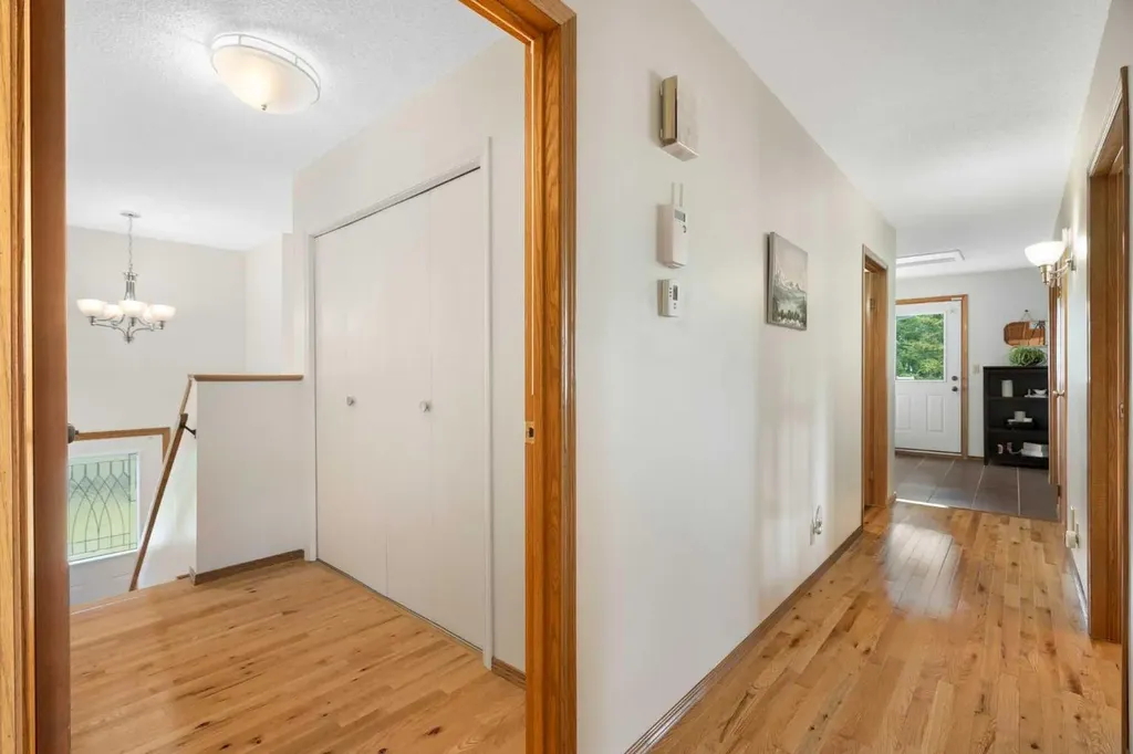 31 Biggar Heights Bay Rural Rocky View County AB T3R 1H4