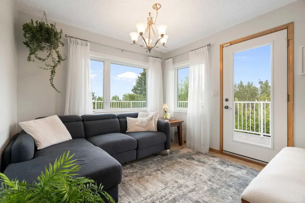 31 Biggar Heights Bay Rural Rocky View County AB T3R 1H4
