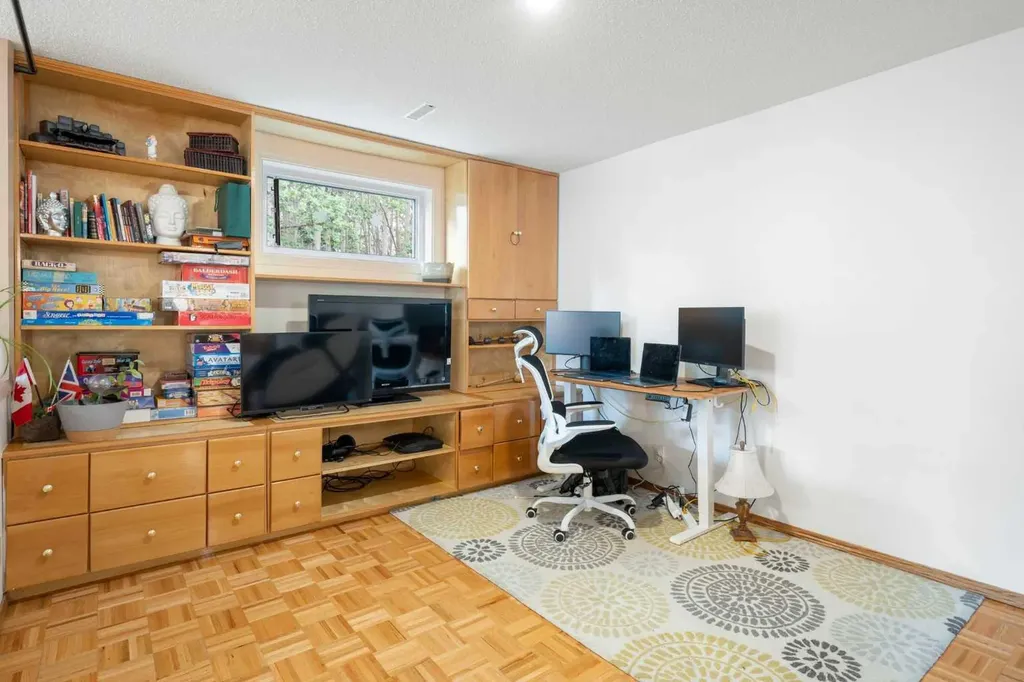 31 Biggar Heights Bay Rural Rocky View County AB T3R 1H4