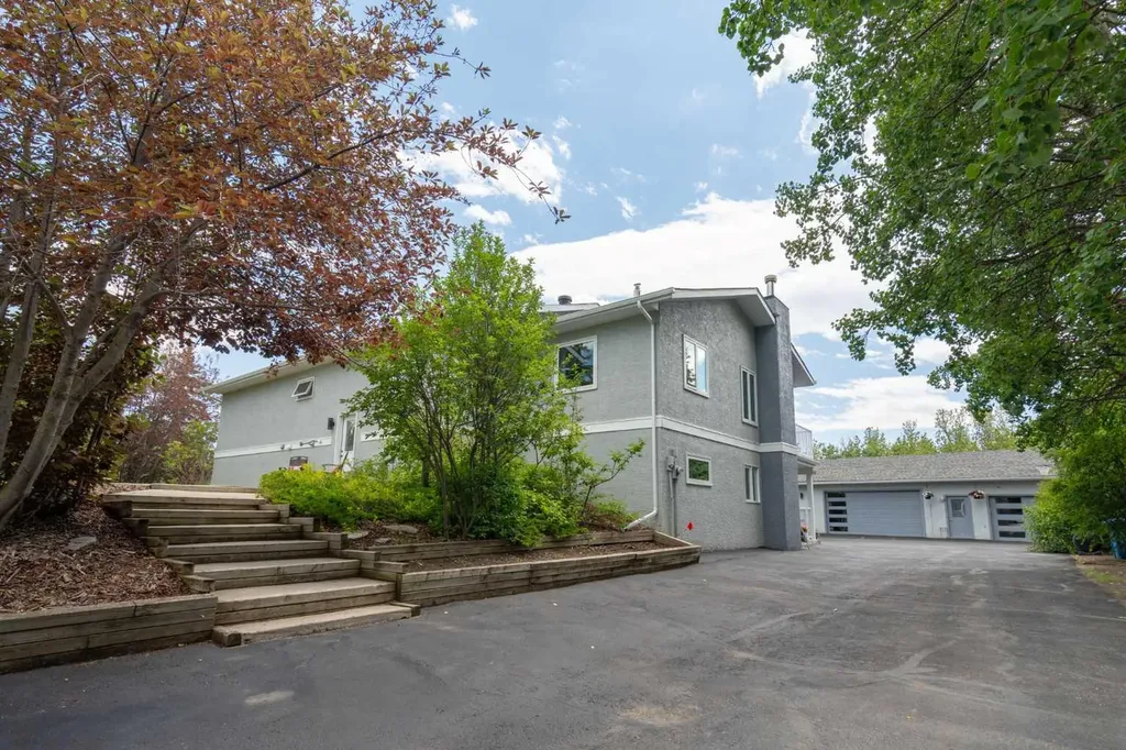 31 Biggar Heights Bay Rural Rocky View County AB T3R 1H4