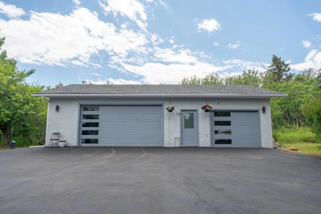 31 Biggar Heights Bay Rural Rocky View County AB T3R 1H4