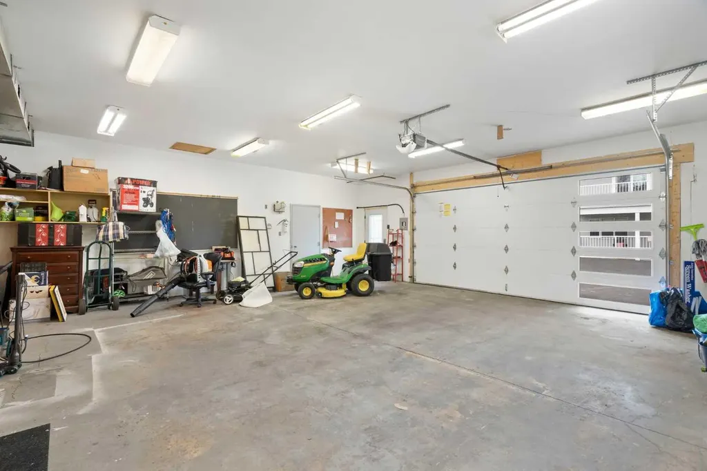 31 Biggar Heights Bay Rural Rocky View County AB T3R 1H4