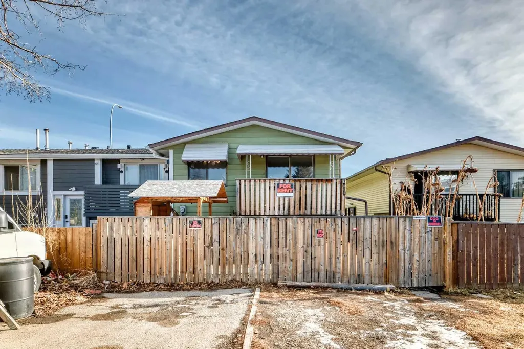 903 44 Street SE Calgary AB T2A 5K7
