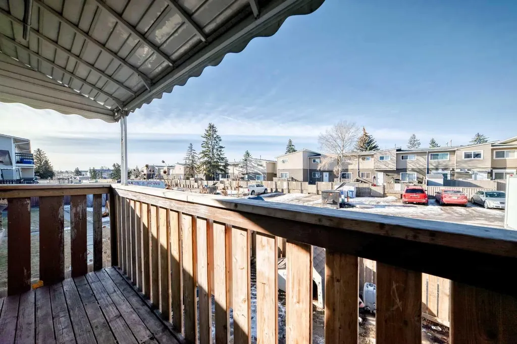 903 44 Street SE Calgary AB T2A 5K7