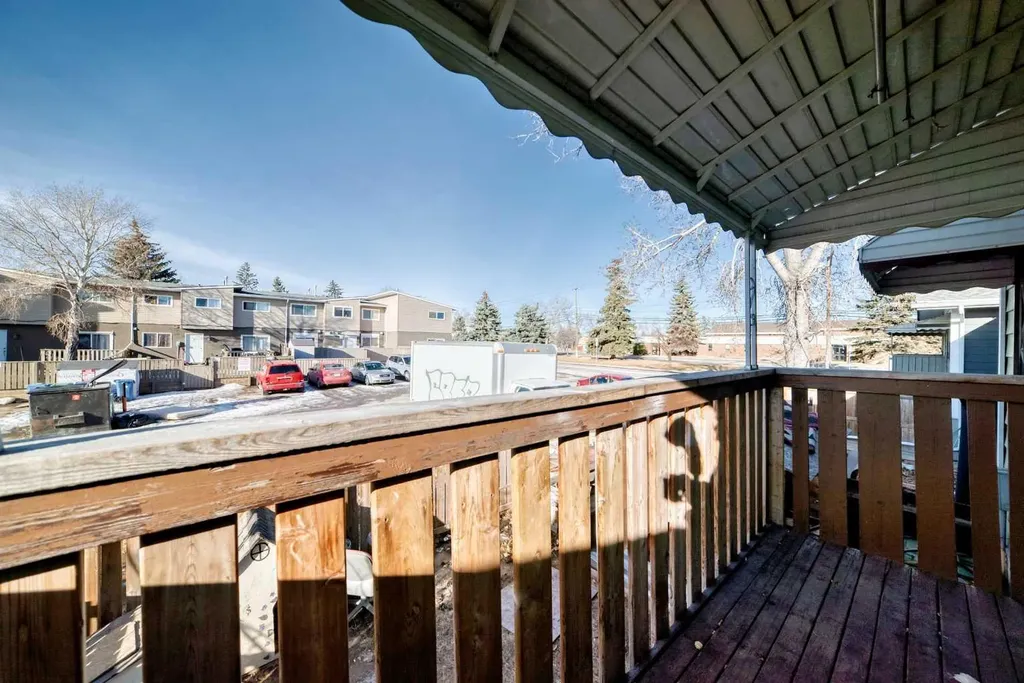 903 44 Street SE Calgary AB T2A 5K7