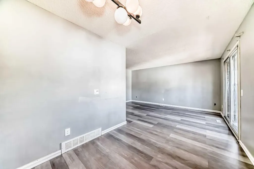 903 44 Street SE Calgary AB T2A 5K7