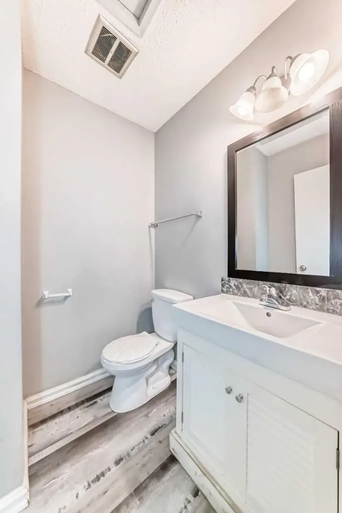 903 44 Street SE Calgary AB T2A 5K7