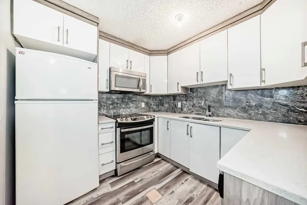 903 44 Street SE Calgary AB T2A 5K7