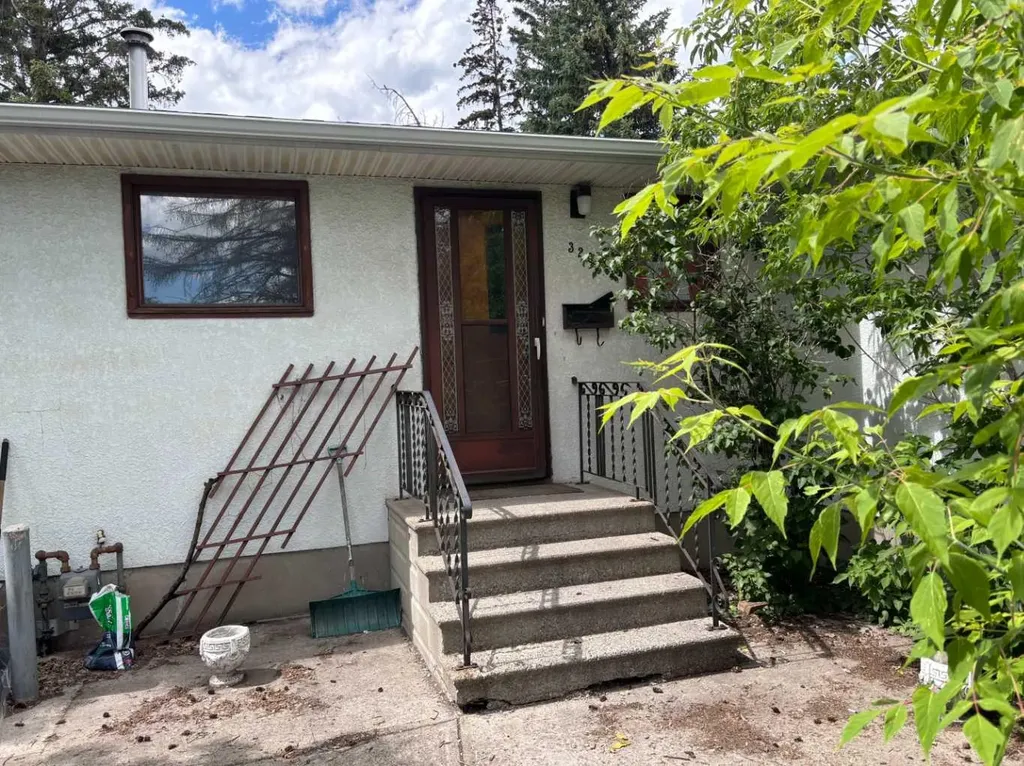 3207 Castle Road NW Calgary AB T2M4K6