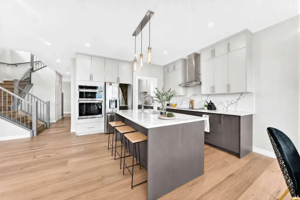 171 Corner Glen Grove NE Calgary AB T3N 2S3
