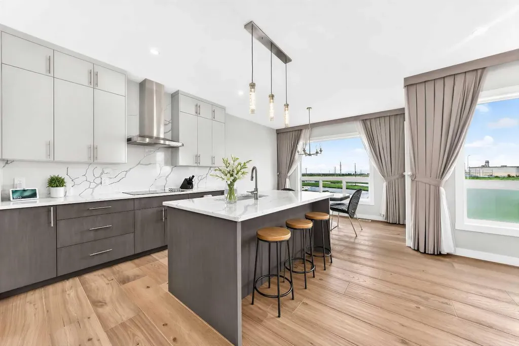 171 Corner Glen Grove NE Calgary AB T3N 2S3