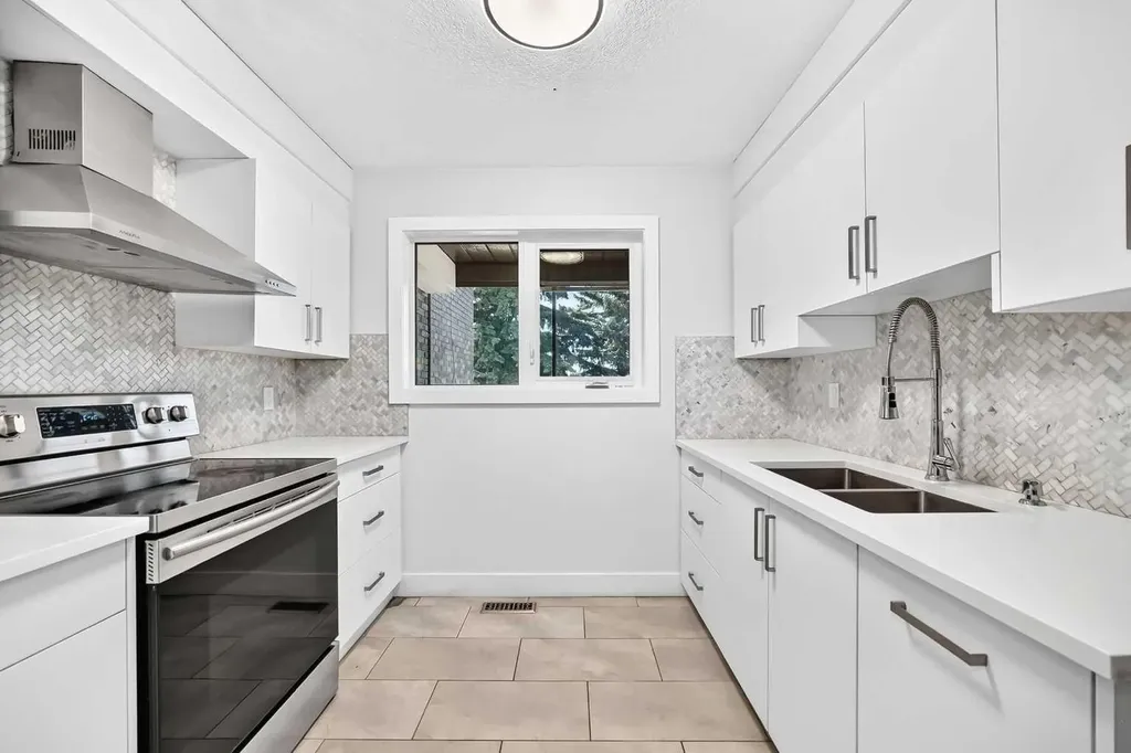 884 East Chestermere Chestermere AB T1X 1A7
